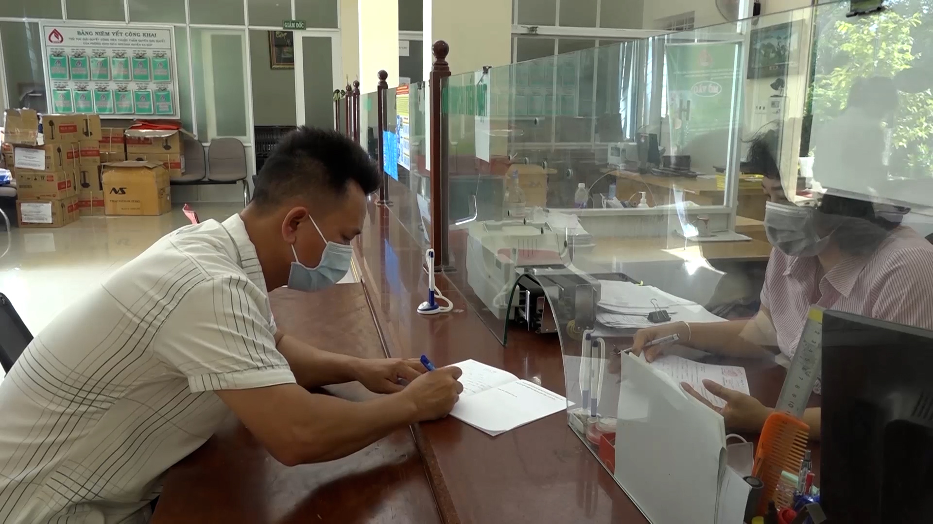 Người dân thực hiện các thủ tục vay vốn tại trụ sở chính NHCSXH huyện